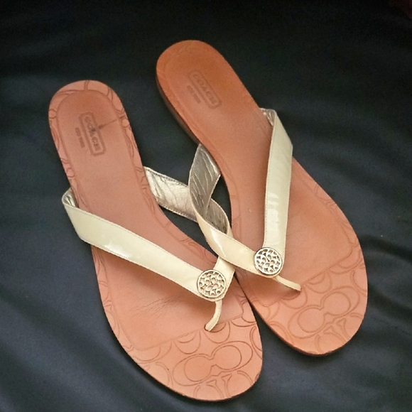 Coach Women's Sz10B Sara Flat Strap Logo Sandals Patent Cream 100% Leather - Picture 1 of 11